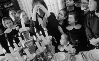 Hasidic Family 2001: 236D-069-011Brooklyn, New York, USA 2001